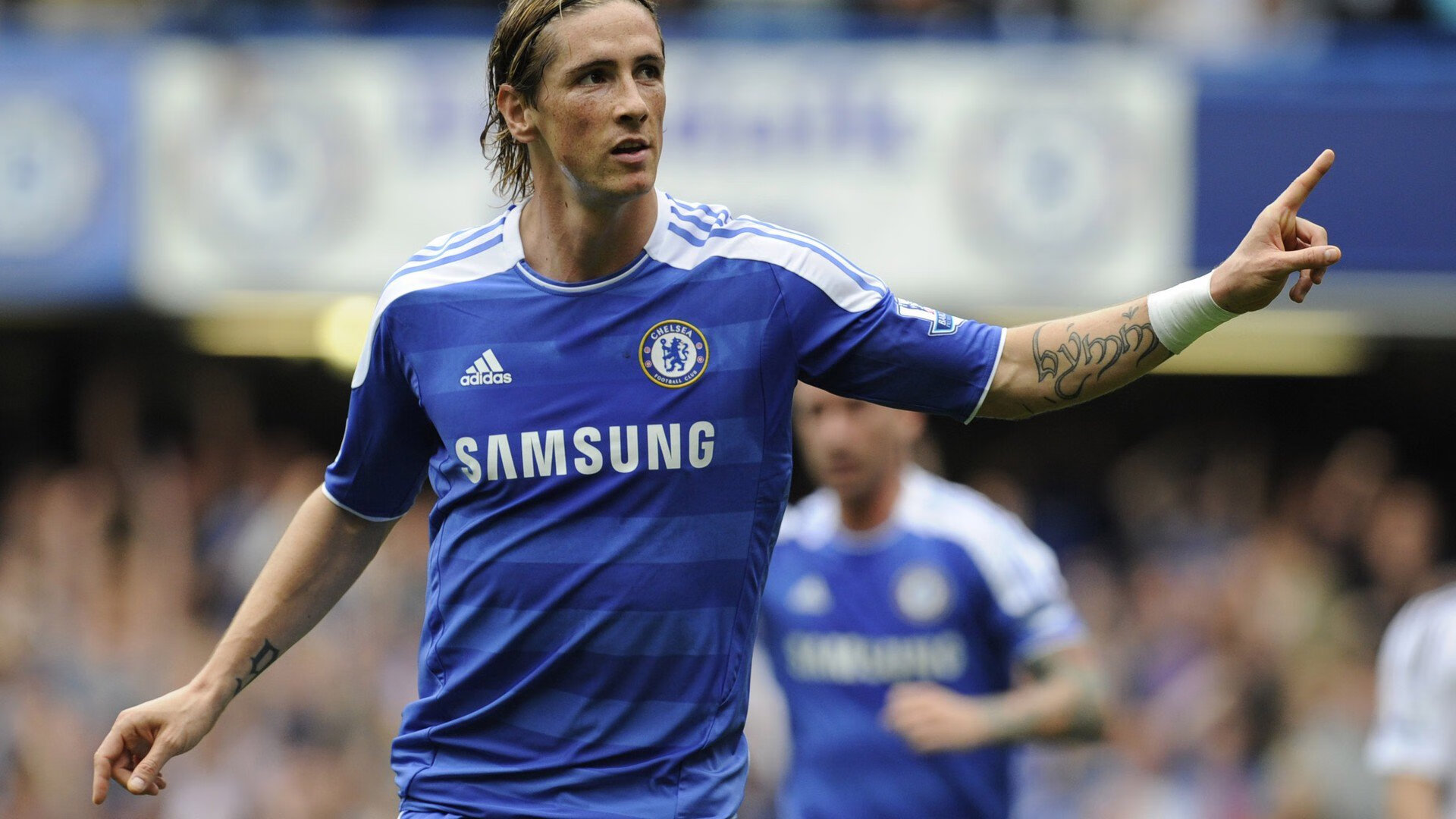 C罗赛后在球场中央独自默哀致敬传奇,c罗出战